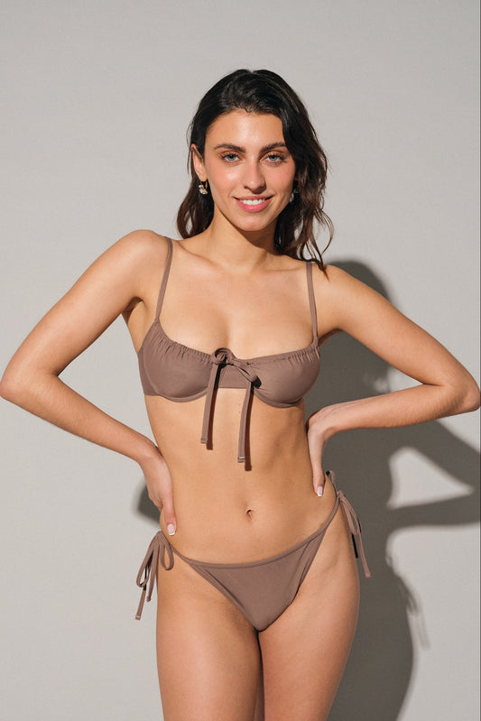 Bikini deux pièces taupe Khiónê, haut balconnet à fronces avec bretelles fines et grand nœud frontal, bas tanga à nouettes latérales, vue de face