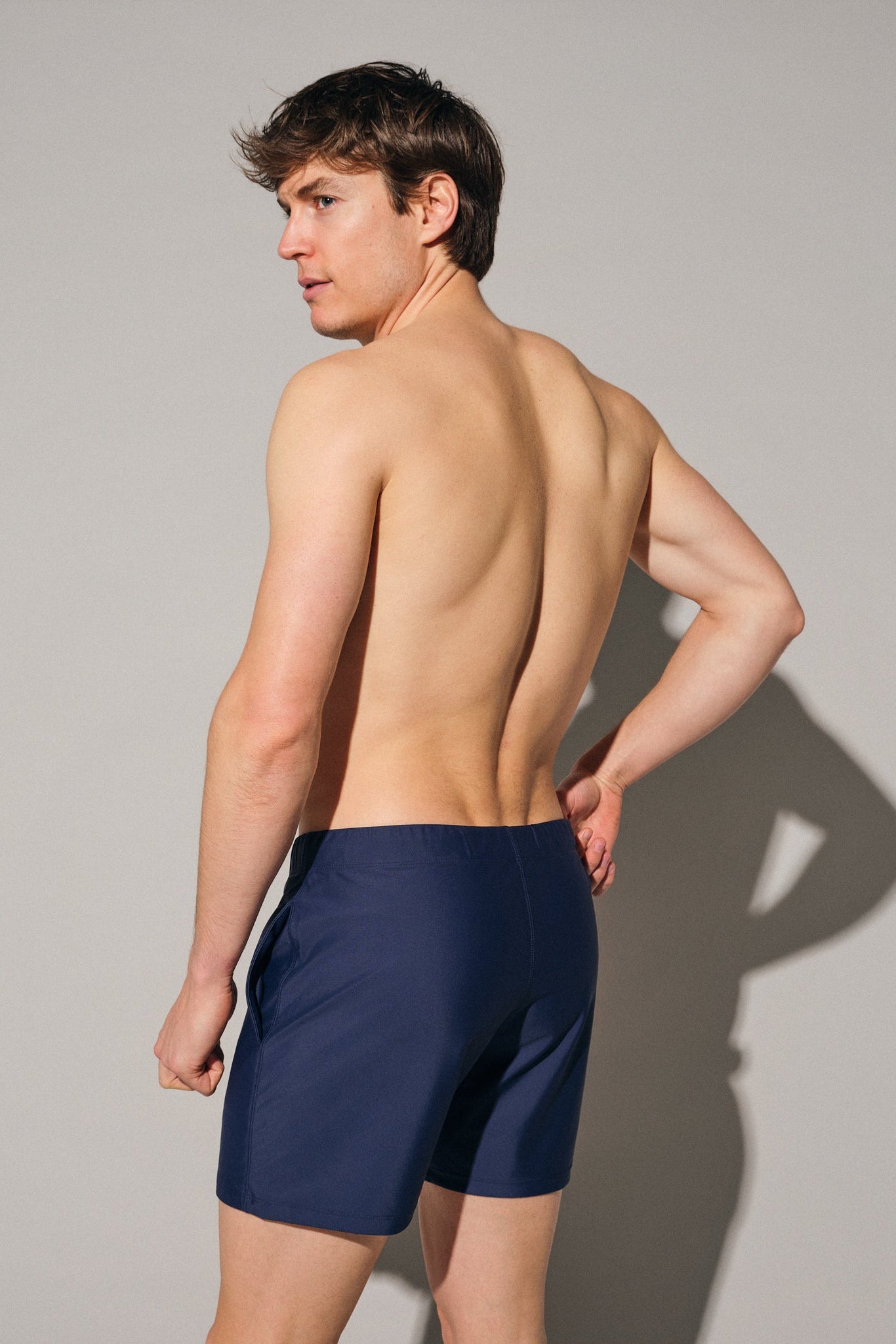 Short de bain homme Khiónê bleu marine, coupe mid-length ajustée avec poche latérale discrète, vue de dos