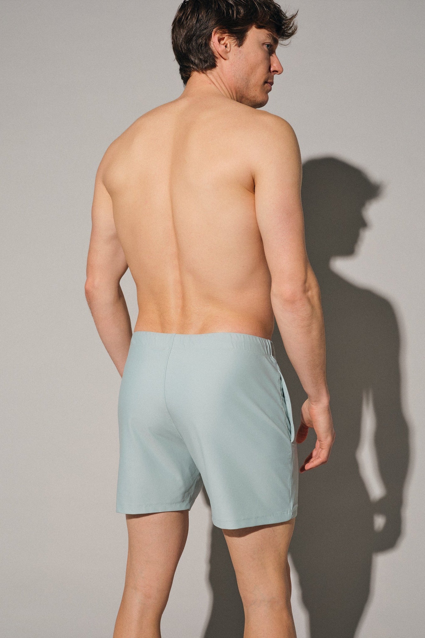 Short de bain homme Khiónê vert sauge, coupe mid-length épurée et ceinture élastiquée, vue de dos